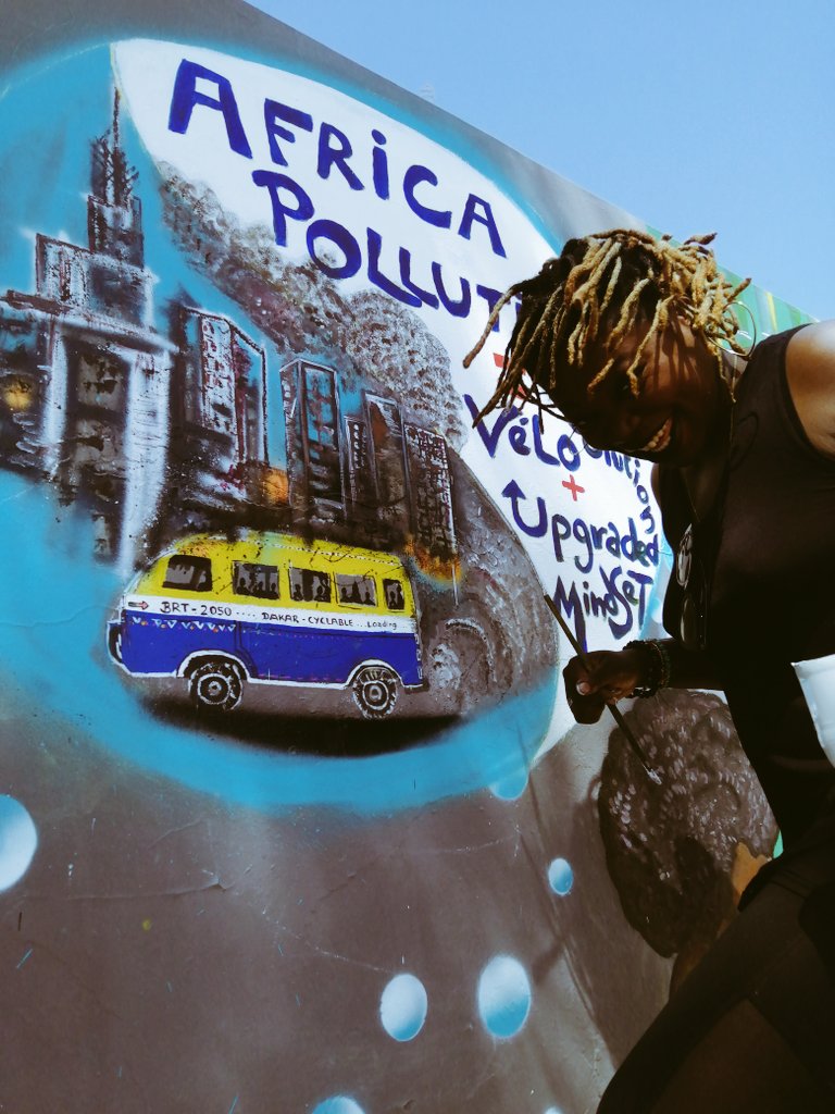 Créasandart et le mur peint lors de la 5e édition du festival penser-elles à Dakar